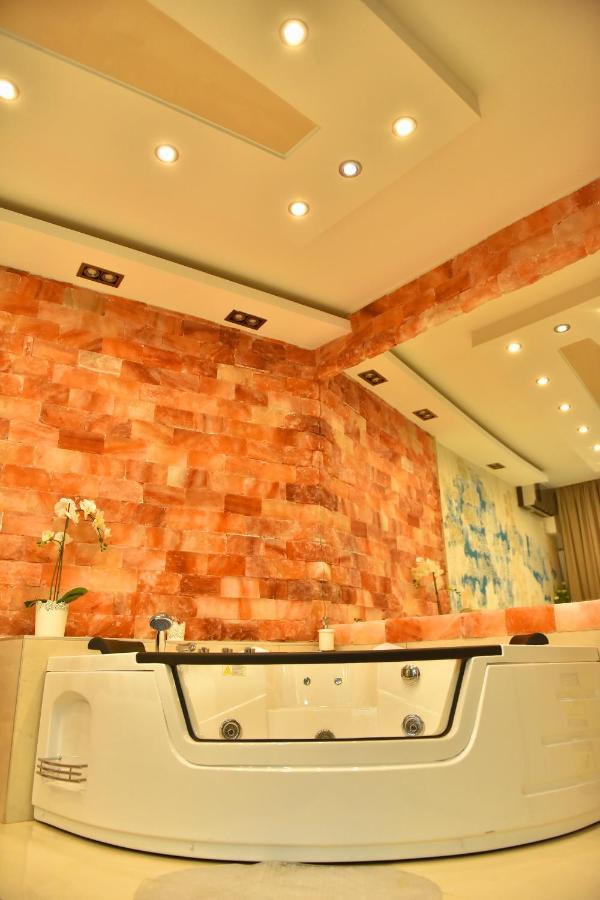 Design Apartment Premium Spa Lux 4 Star "Dubai" Completely Private Wellness & Spa Free Included Sauna & Jacuzzi & Salt Wall & Fire Place & 3D Ceilings & Business Wifi & Netflix & Keyless Code Entry & Full Smart App & Secure 2 Parking Place Ćuprija Eksteriør billede