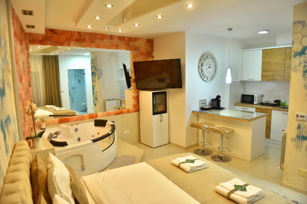 Design Apartment Premium Spa Lux 4 Star "Dubai" Completely Private Wellness & Spa Free Included Sauna & Jacuzzi & Salt Wall & Fire Place & 3D Ceilings & Business Wifi & Netflix & Keyless Code Entry & Full Smart App & Secure 2 Parking Place Ćuprija Eksteriør billede