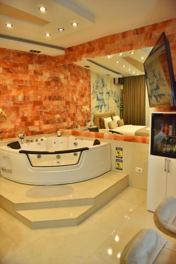Design Apartment Premium Spa Lux 4 Star "Dubai" Completely Private Wellness & Spa Free Included Sauna & Jacuzzi & Salt Wall & Fire Place & 3D Ceilings & Business Wifi & Netflix & Keyless Code Entry & Full Smart App & Secure 2 Parking Place Ćuprija Eksteriør billede