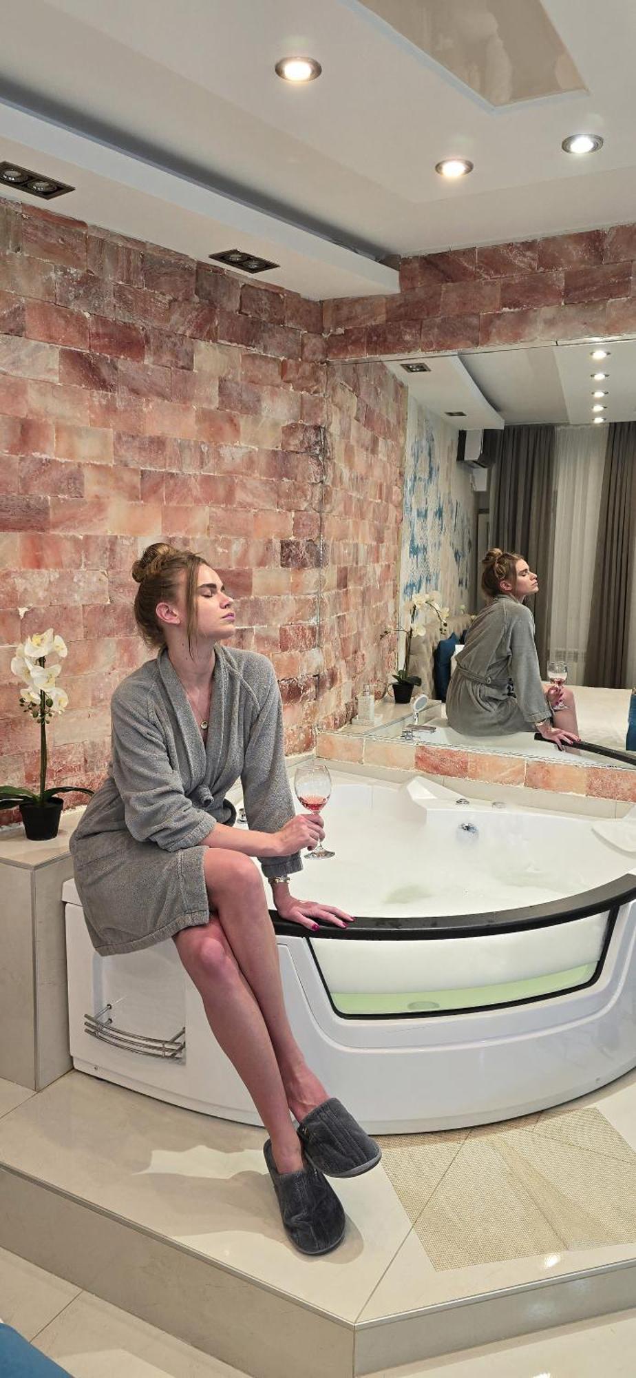 Design Apartment Premium Spa Lux 4 Star "Dubai" Completely Private Wellness & Spa Free Included Sauna & Jacuzzi & Salt Wall & Fire Place & 3D Ceilings & Business Wifi & Netflix & Keyless Code Entry & Full Smart App & Secure 2 Parking Place Ćuprija Eksteriør billede
