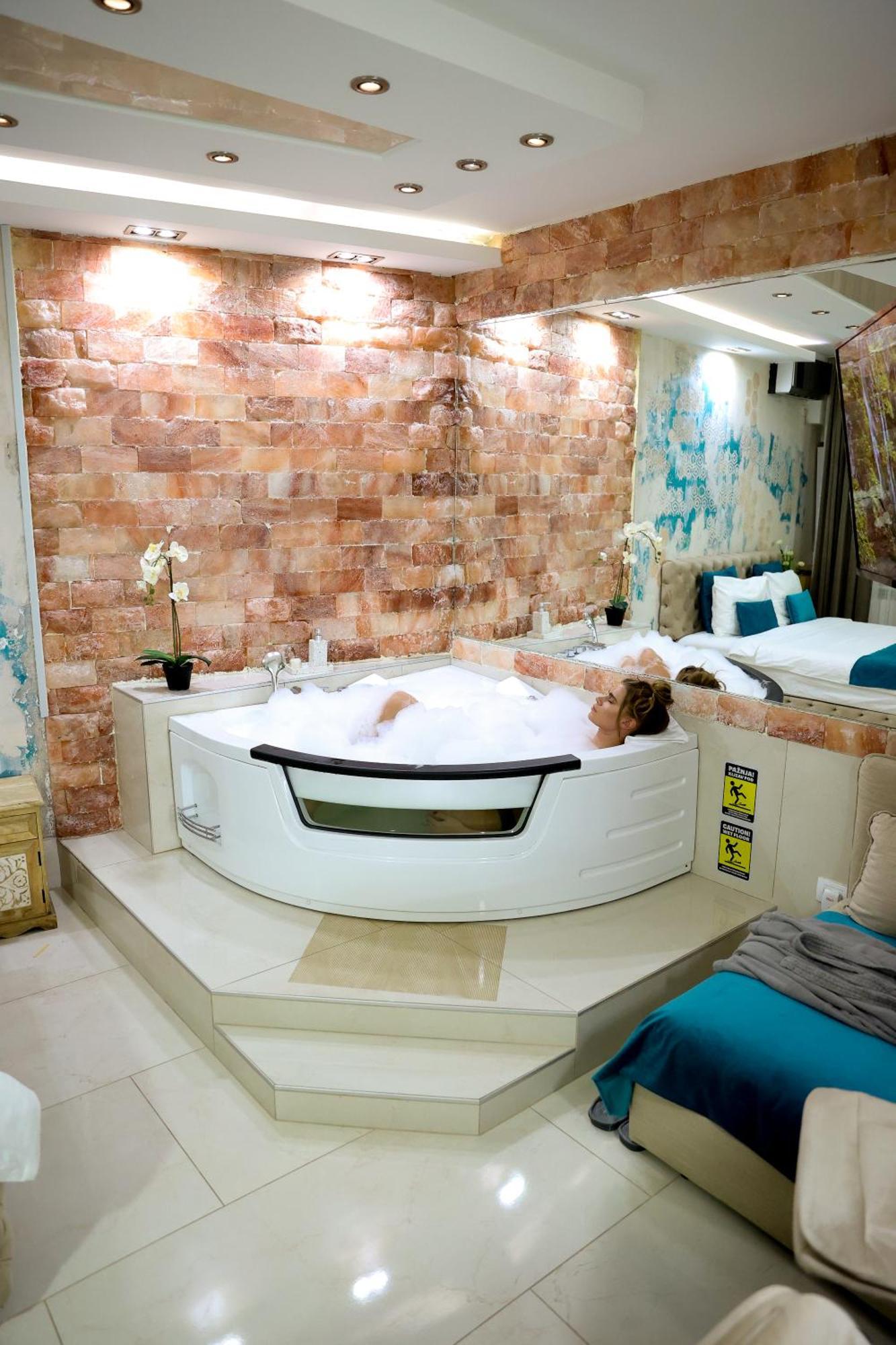 Design Apartment Premium Spa Lux 4 Star "Dubai" Completely Private Wellness & Spa Free Included Sauna & Jacuzzi & Salt Wall & Fire Place & 3D Ceilings & Business Wifi & Netflix & Keyless Code Entry & Full Smart App & Secure 2 Parking Place Ćuprija Eksteriør billede